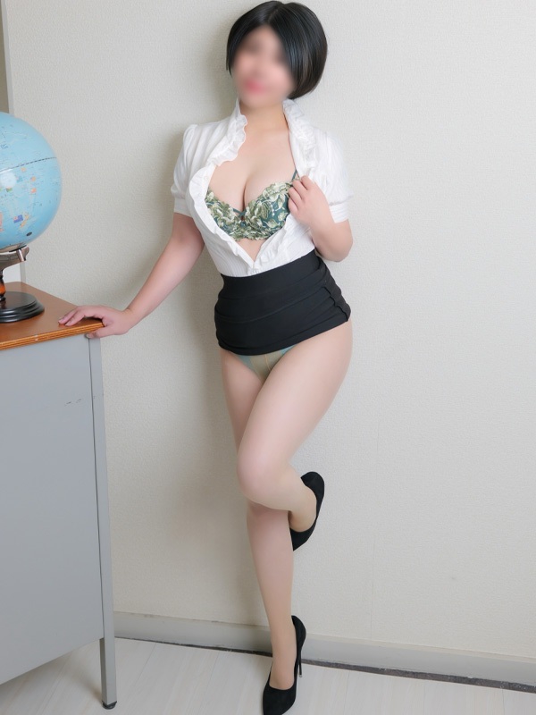 望月 えま｜大阪 梅田 兎我野町 ホテヘル＆デリヘル【イケない女教師】〜  イケない女教師がスーツ姿にハイヒール、Hな下着にパンスト着用であなたと妄想レッスン！